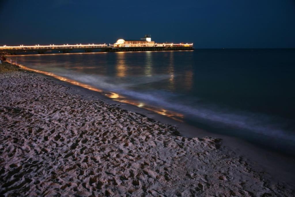 Bournecoast - Stylish Flat With Balcony - Sea Glimpses - 10 Min Walk To Beach - Parking - Wifi - Fm8405 Борнмут Экстерьер фото