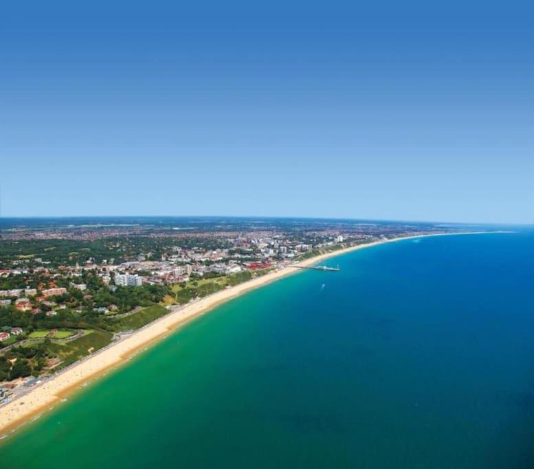 Bournecoast - Stylish Flat With Balcony - Sea Glimpses - 10 Min Walk To Beach - Parking - Wifi - Fm8405 Борнмут Экстерьер фото