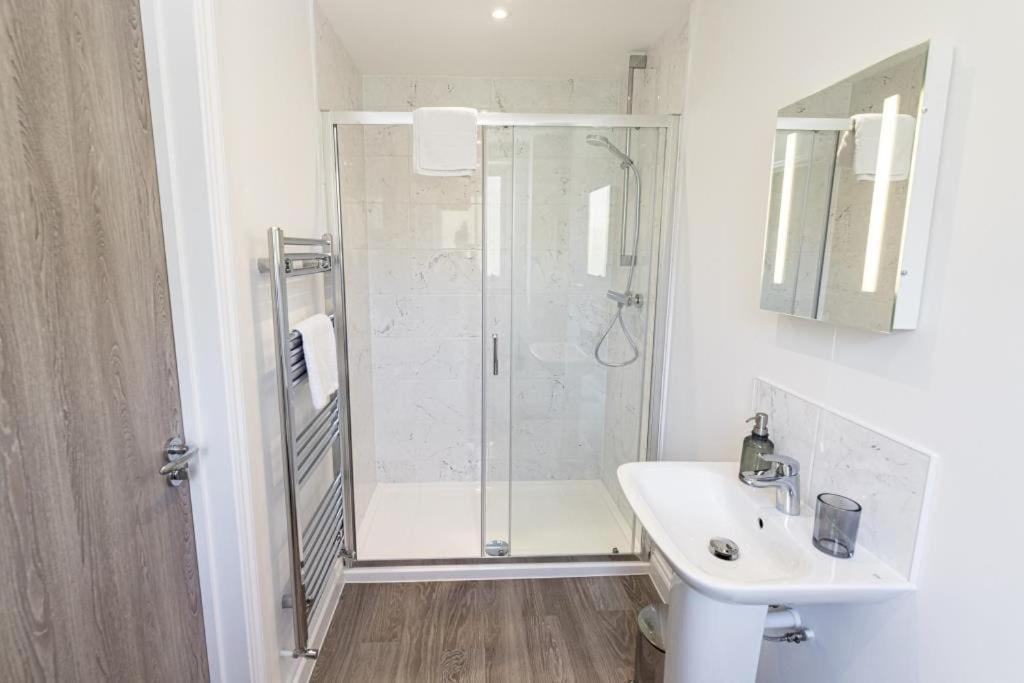 Bournecoast - Stylish Flat With Balcony - Sea Glimpses - 10 Min Walk To Beach - Parking - Wifi - Fm8405 Борнмут Экстерьер фото