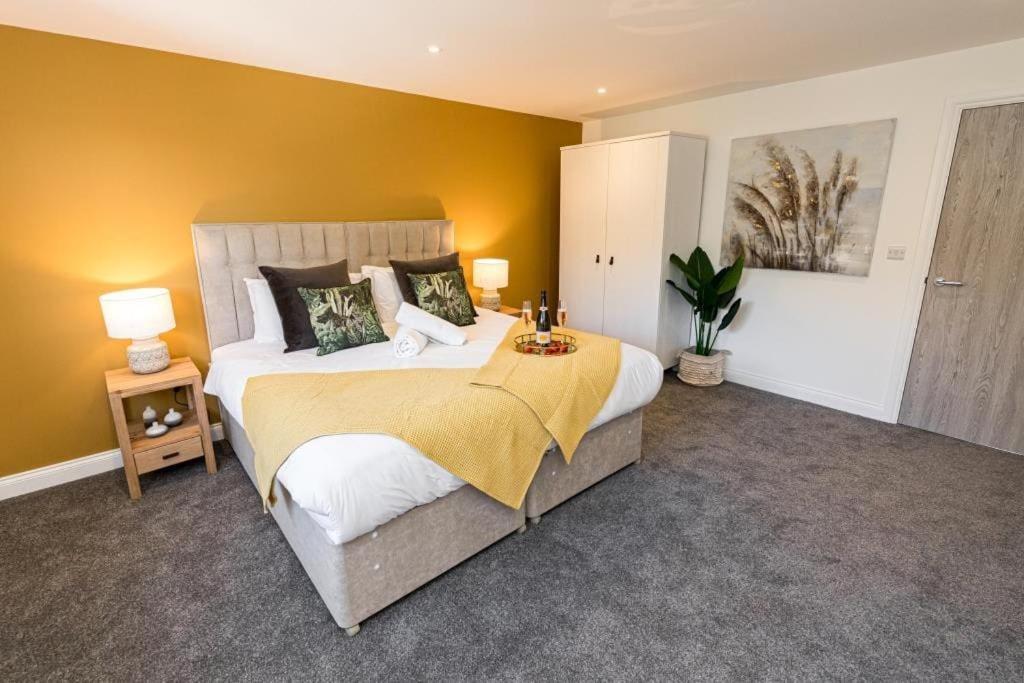 Bournecoast - Stylish Flat With Balcony - Sea Glimpses - 10 Min Walk To Beach - Parking - Wifi - Fm8405 Борнмут Экстерьер фото