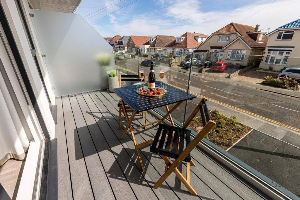 Bournecoast - Stylish Flat With Balcony - Sea Glimpses - 10 Min Walk To Beach - Parking - Wifi - Fm8405 Борнмут Экстерьер фото