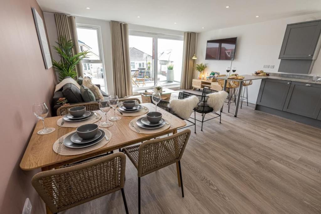 Bournecoast - Stylish Flat With Balcony - Sea Glimpses - 10 Min Walk To Beach - Parking - Wifi - Fm8405 Борнмут Экстерьер фото