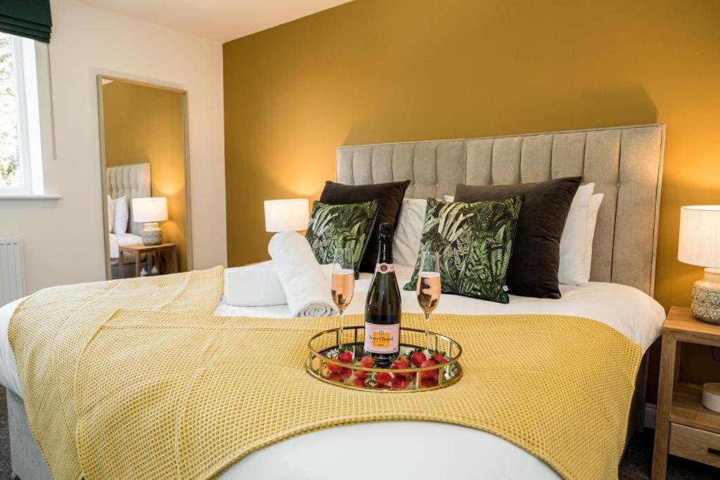 Bournecoast - Stylish Flat With Balcony - Sea Glimpses - 10 Min Walk To Beach - Parking - Wifi - Fm8405 Борнмут Экстерьер фото
